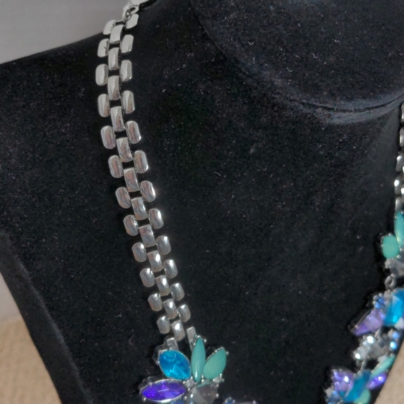 Elegant Flower Necklace & Earring Set - Picture 5 of 6